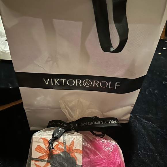 Flowerbomb Tiger Lily Eau de Parfum 3.4 oz Used a few times! I don’t like it. - Picture 5 of 9